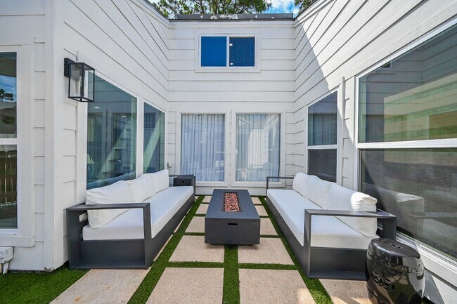 Building Photo - 4627 Turf Valley Dr