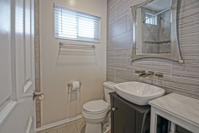 Building Photo - BEAUTIFULLY REMODELED, REDONDO HILLS HOME ...