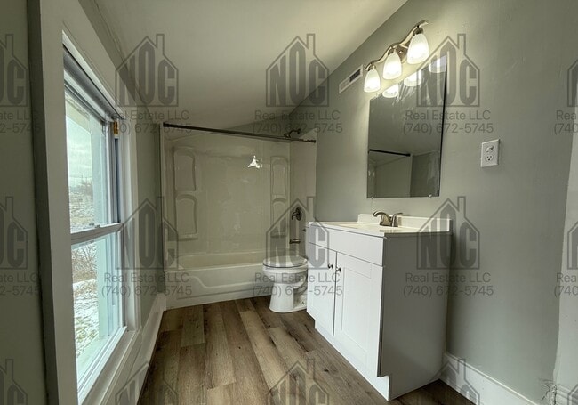 Building Photo - 1236 1/2-1236 1/2 E Locust St