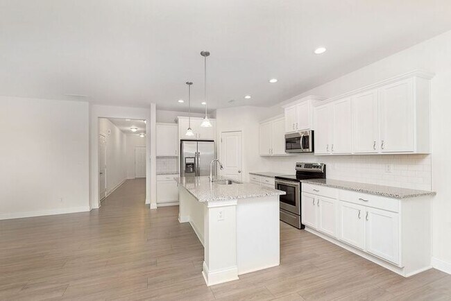 Building Photo - Beautiful Three Bedroom in Carmel!