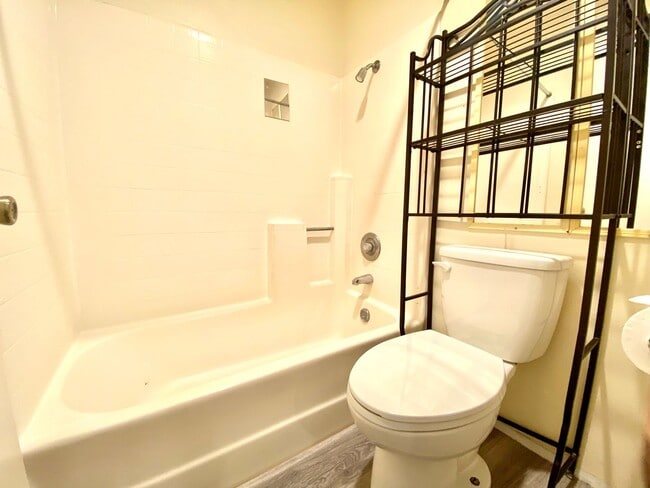 Building Photo - 2 Bed, 2 Bath upper end unit in Beautiful Rancho Santa Margarita