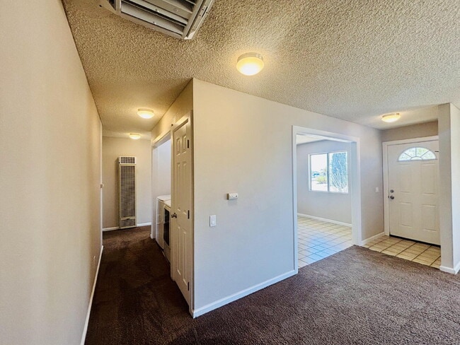 Building Photo - Charming 3-Bedroom with 2 Full Baths on th...