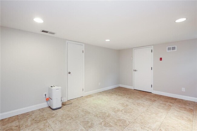 Building Photo - 81 Edgemont Rd