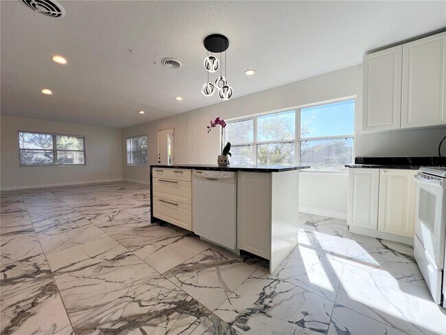 Building Photo - 1055 Cherokee Ave