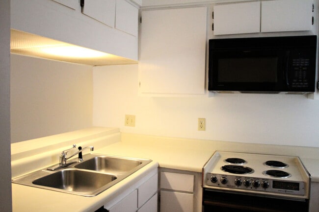 Building Photo - 2BR in Chancellor Square