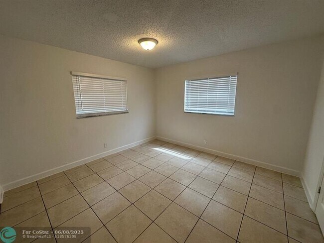 Building Photo - 3408 Riverside Dr