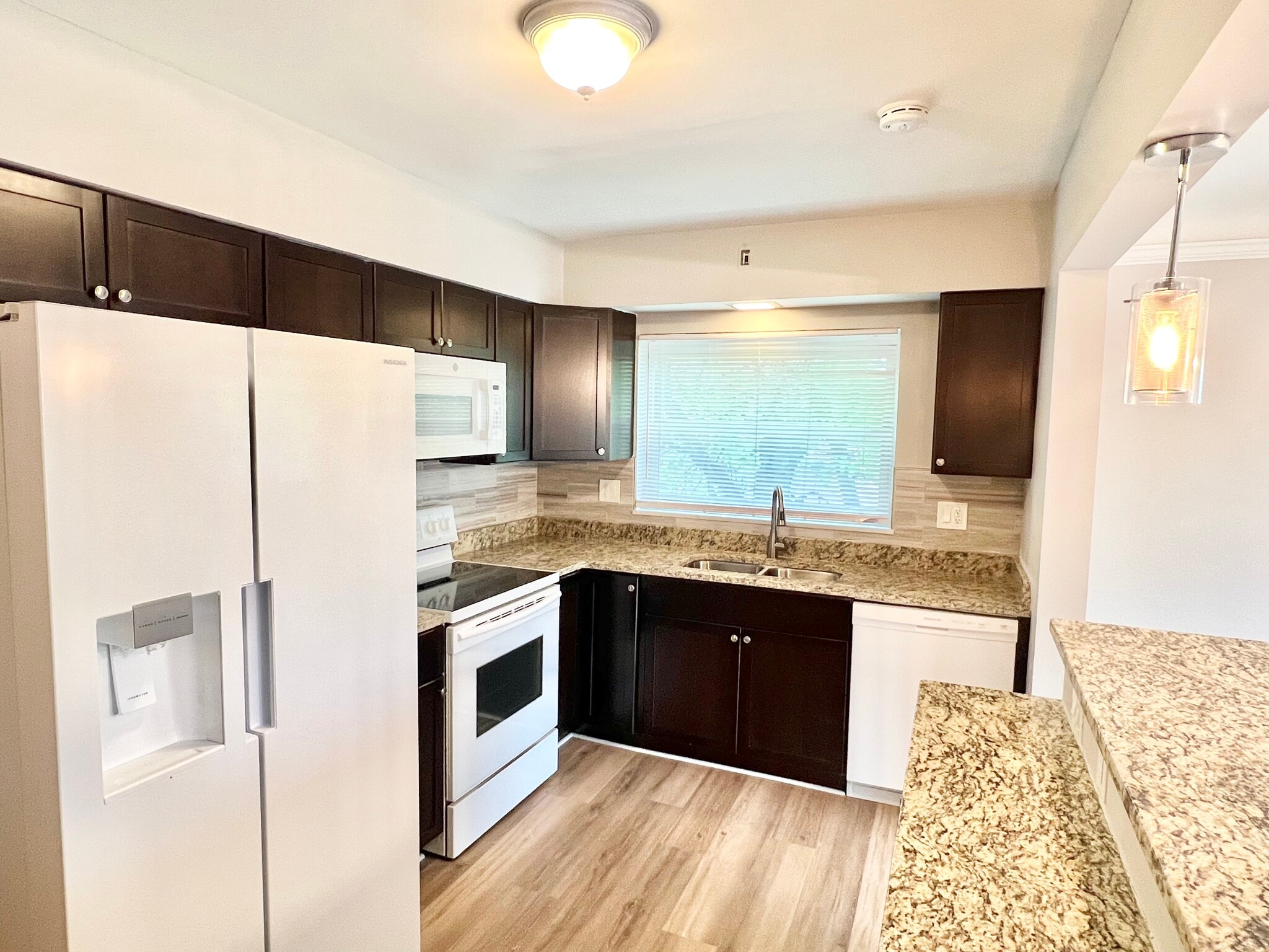 Building Photo - 2385 Van Leunen Dr