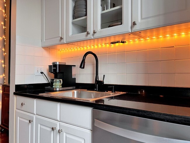 Building Photo - Downtown 1BR + Home Office | Parking Included | $500 Off - Near Betty's!