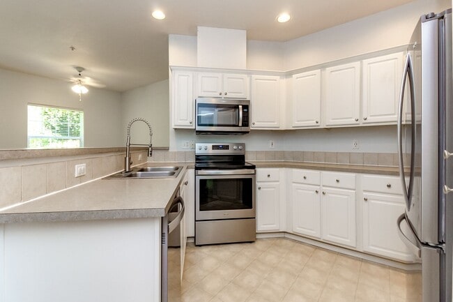 Building Photo - Low maintenance condo living in DuPont