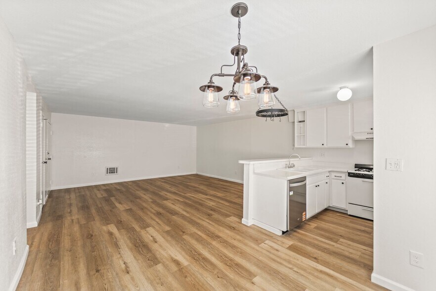 Building Photo - 18530 Hatteras St