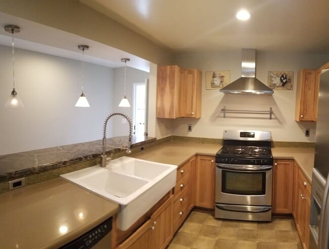 Building Photo - 5 bedrooms 2 baths close to campus and huge Backyard!