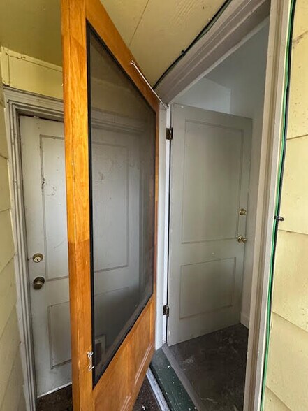 Kitchen entry from driveway - 16715 SE Evergreen Ln