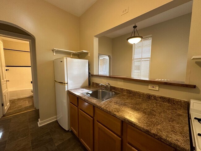 Building Photo - 1 & 2 Bedrooms-Brady St - Heat & Electricity Included