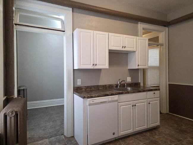 Building Photo - Updated 4-Bedroom Apartment in Oshkosh - 1...