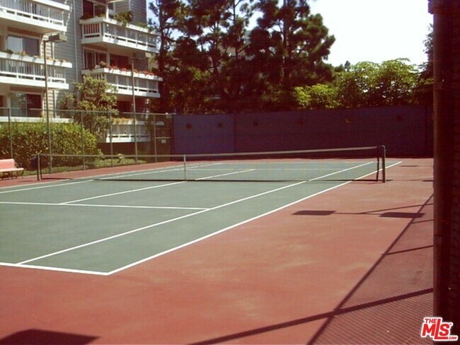 Building Photo - 4338 Redwood Ave