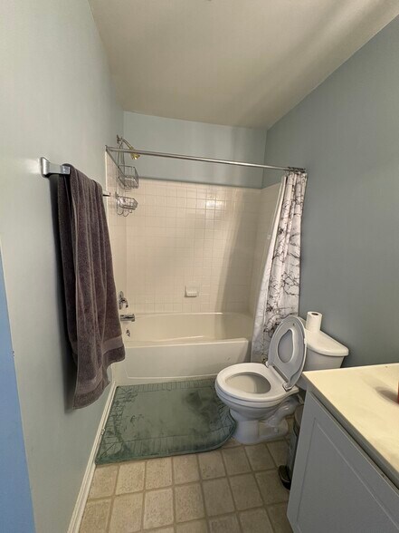 Full bath in upstairs hall - 13 Glennwood Dr