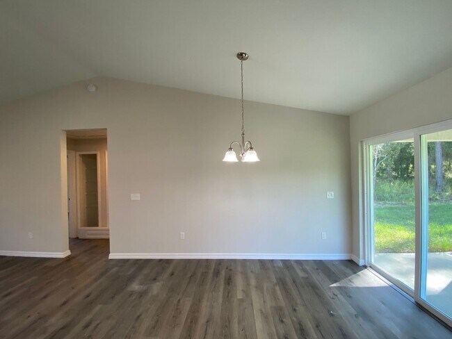 Building Photo - Custom Home - Desirable SE Ocala Neighborhood 3/2/2 **Won't Last**