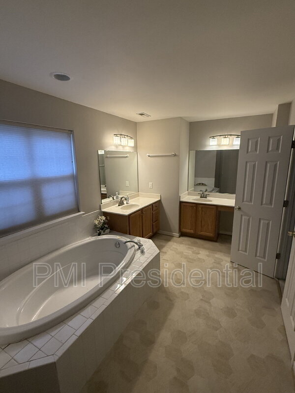 Building Photo - 8008 Moss Gate Ct