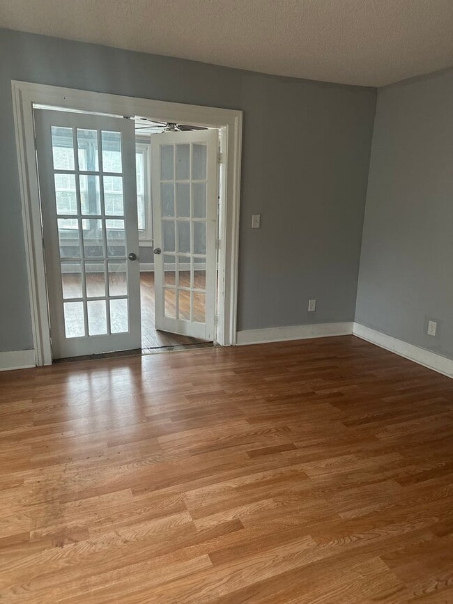 Building Photo - Spacious 3 bedroom 1 bath home