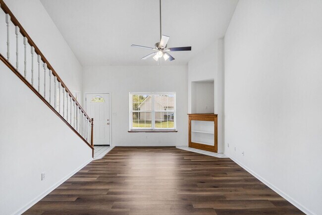 Building Photo - 1725 Louise Cir