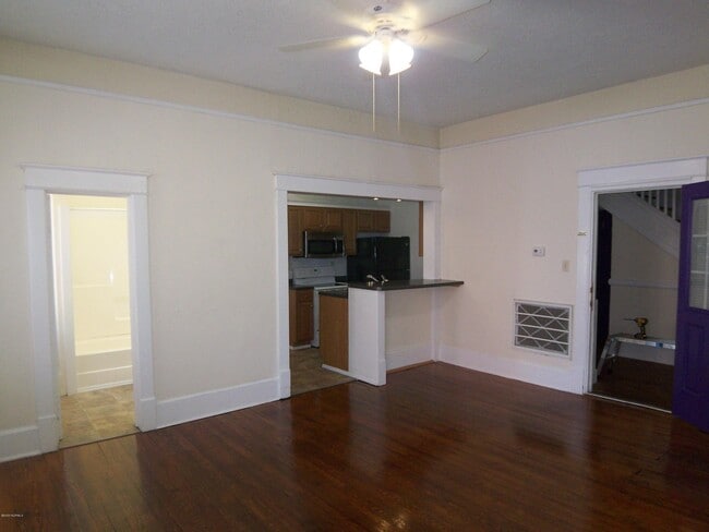 Building Photo - 705 E 5th St