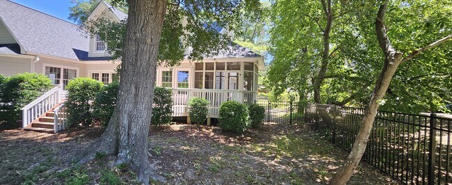 Building Photo - 33 Fairway Dr