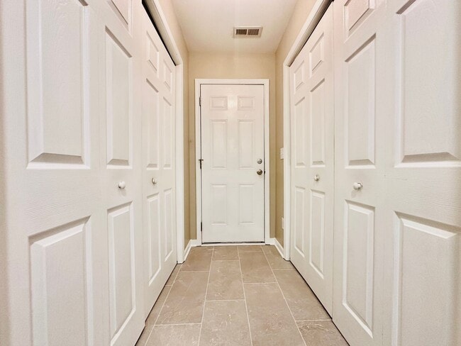 Building Photo - Spacious 3BD/2BA Home in Oak Park | Screened Porch | Large Backyard | 2-Car Garage