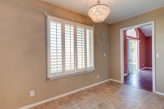Building Photo - 3 Bedroom 2 Bath Home in Redwing