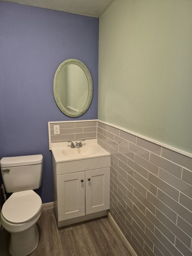 Building Photo - SPACIOUS THREE BEDROOM, TWO BATH HOME