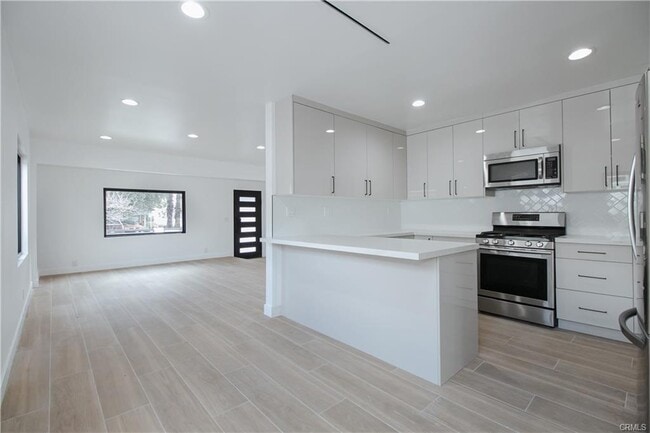 Building Photo - 8143 Hazeltine Ave