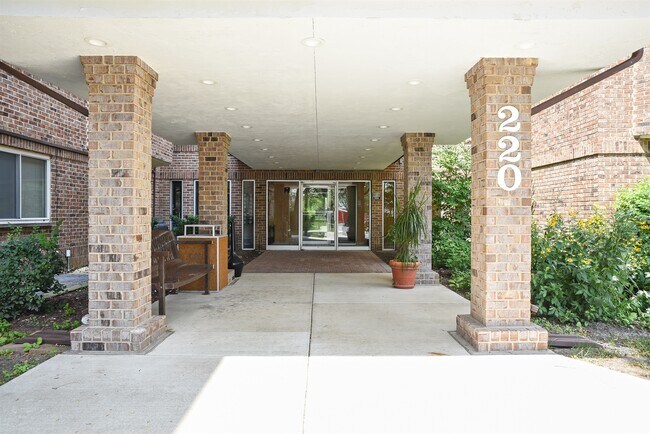 Building Photo - 220 S Roselle Rd