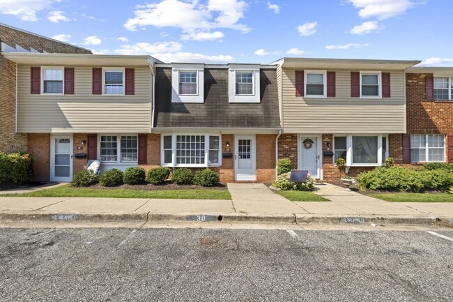 Building Photo - Renovated Hilltop Village Townhouse-Available 5/15/26