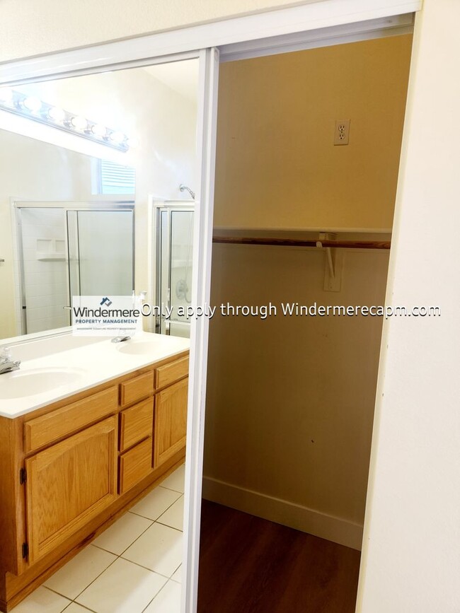 Building Photo - Bright 3 bedroom, 2 bath in Gated Communit...