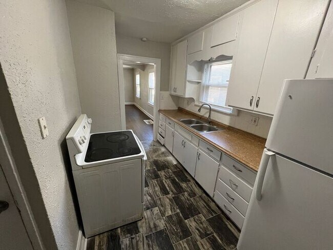 Building Photo - 3 Bed/1 Bath Home with Fenced Yard / Pet-Friendly / Vouchers Accepted / Coming Soon!