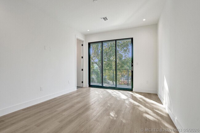 Building Photo - 604 SW 7th Ave