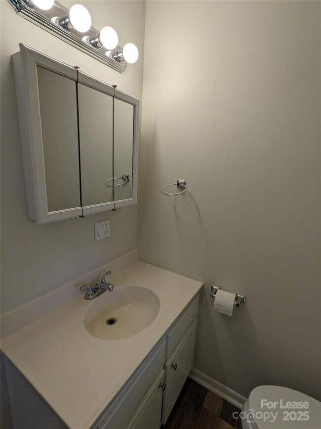 Building Photo - 25.5 Woodrow Ave