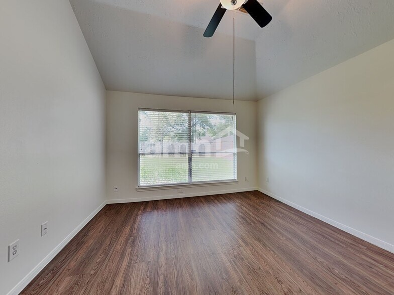 Building Photo - 9710 Sundew Dr