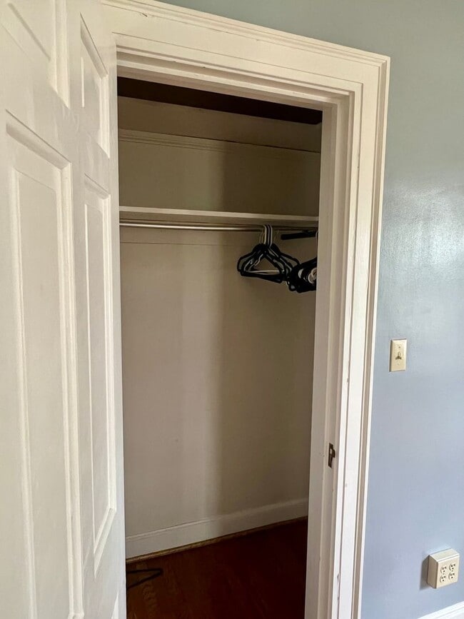 Building Photo - 2 Bedroom in Downtown Hendersonville!