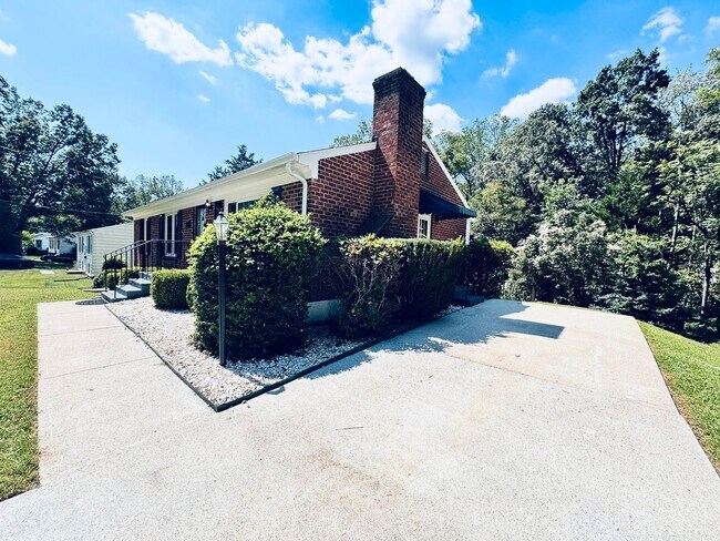 Building Photo - 517 Madewood Rd