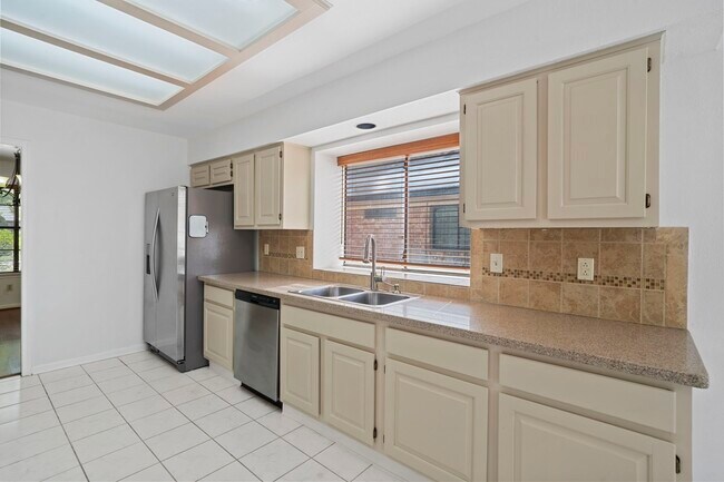 Building Photo - 2710 Pineleaf Dr
