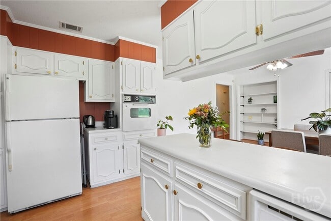 Building Photo - 204 Pine Grove Dr