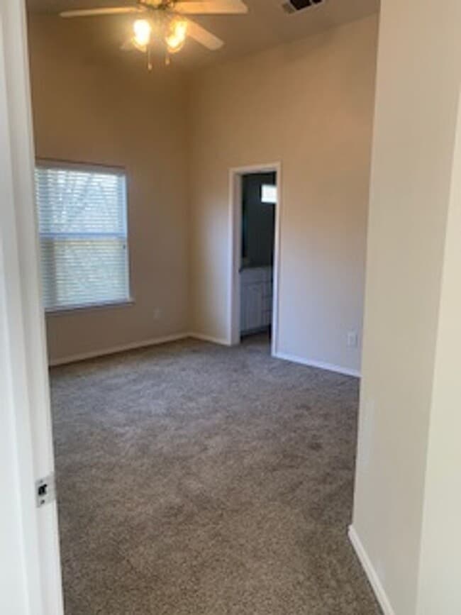 Building Photo - 3/2/2 Starter HOME!