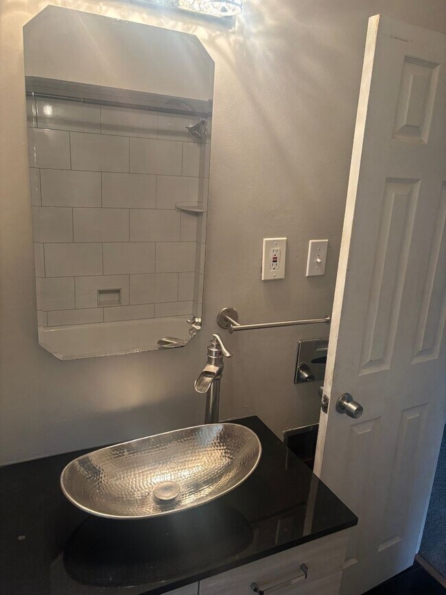 Building Photo - Move-In Ready 3BR Home w/ Fireplace, Garage & Basement – Cleveland