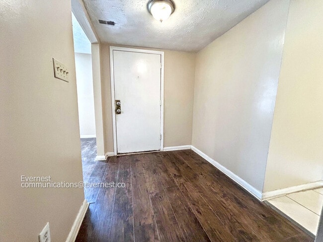 Building Photo - 925 Pine Oak Trail