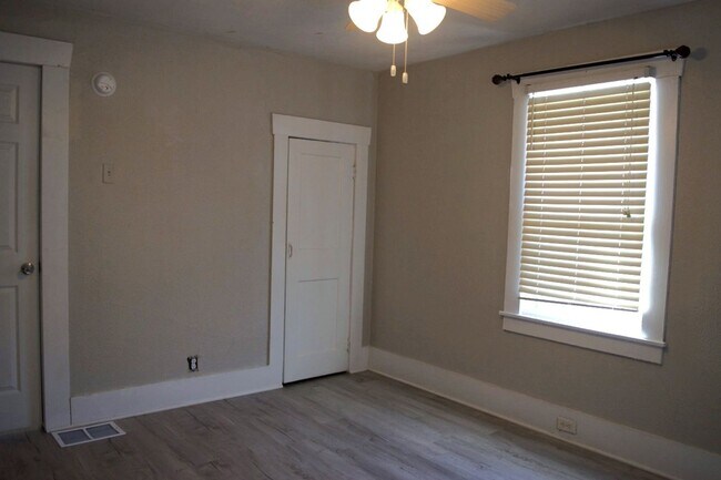 Building Photo - Conveniently Located 3 Bed 2 Bath House