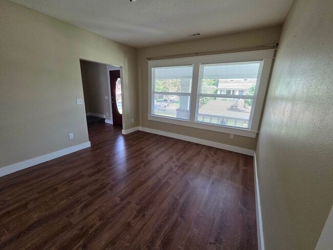 Building Photo - 5 Bedroom Home Corner Lot in N Portland