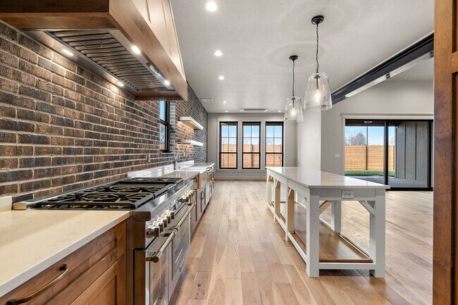 Building Photo - 116 S Carbon Rivet Ave