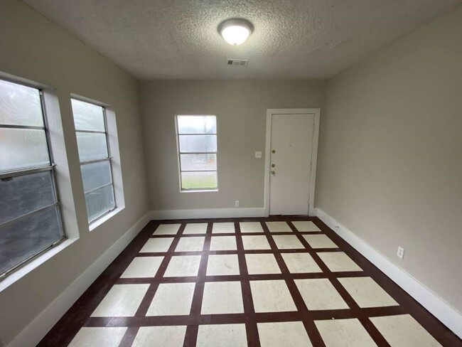 Building Photo - 8213 E Erath St