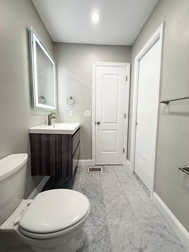 Building Photo - 621 Landings Pl