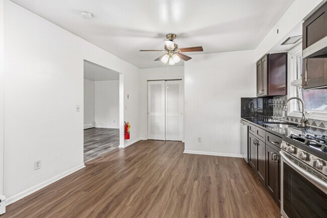 Building Photo - 2 Raydol Ave